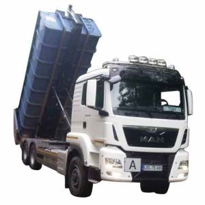 MAN LKW beim Abladen des Containers