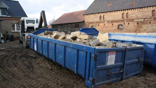 Container mit Bauschutt beladen