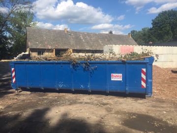 Container mit Holzresten